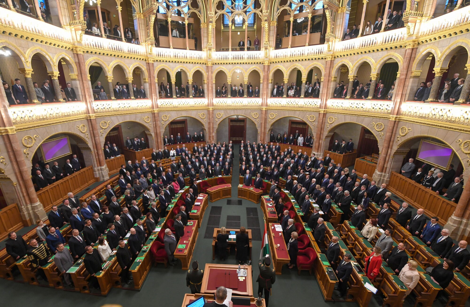 A FIDESZ ÉS A BALOLDAL IS GYENGÜLT NYÁRON